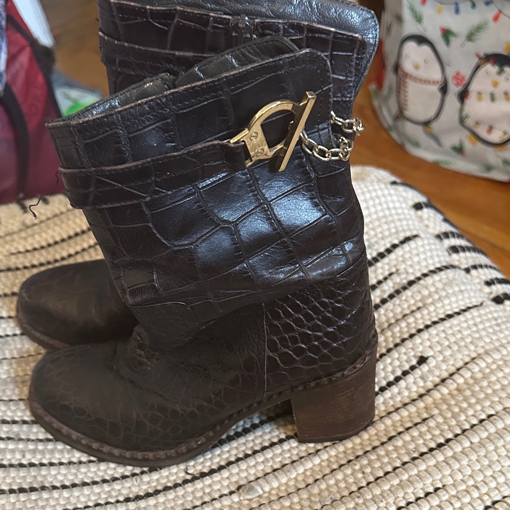 Elegant Black Croc-Embossed Heeled Boots